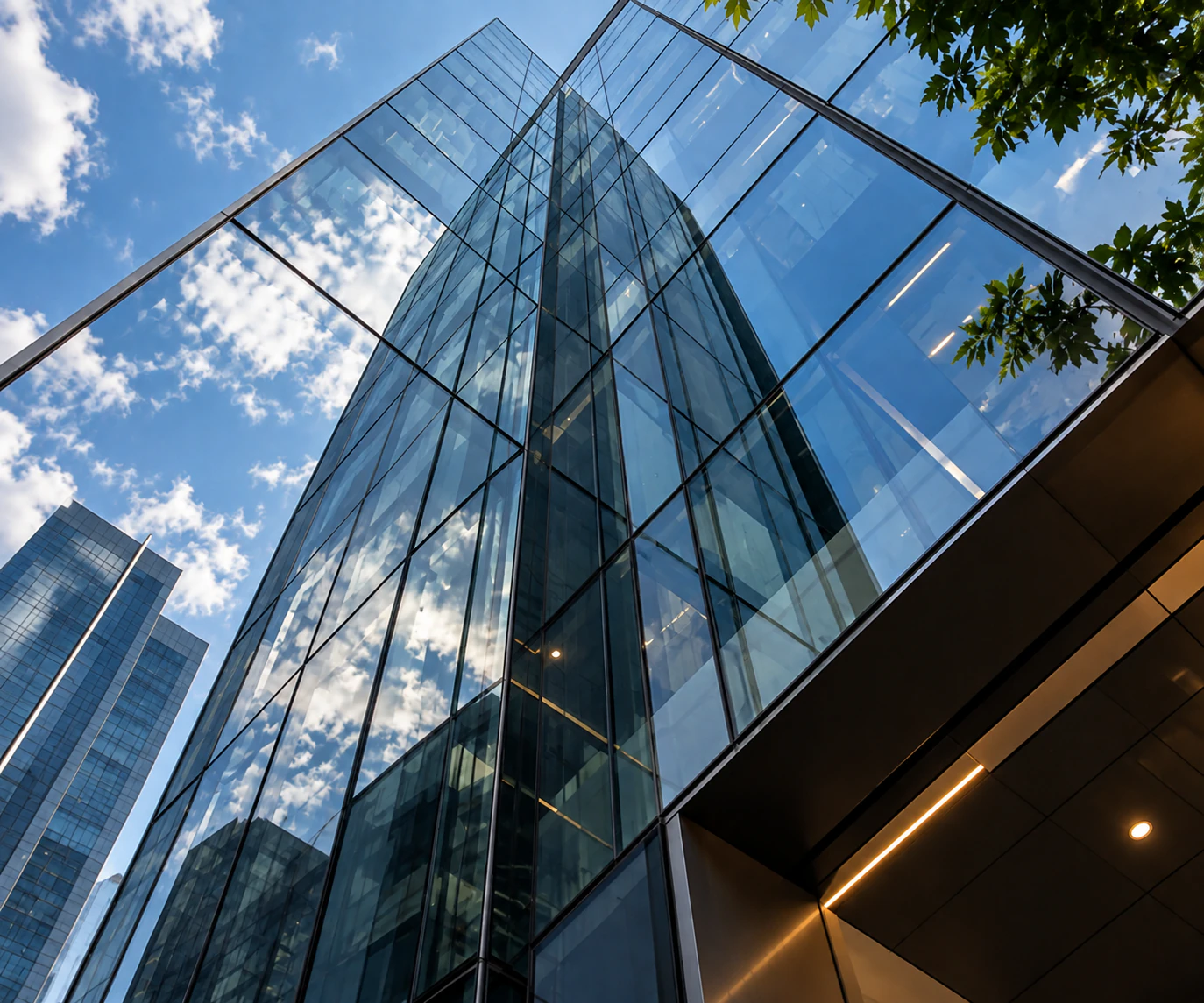 Fachada reflectiva — torre corporativa